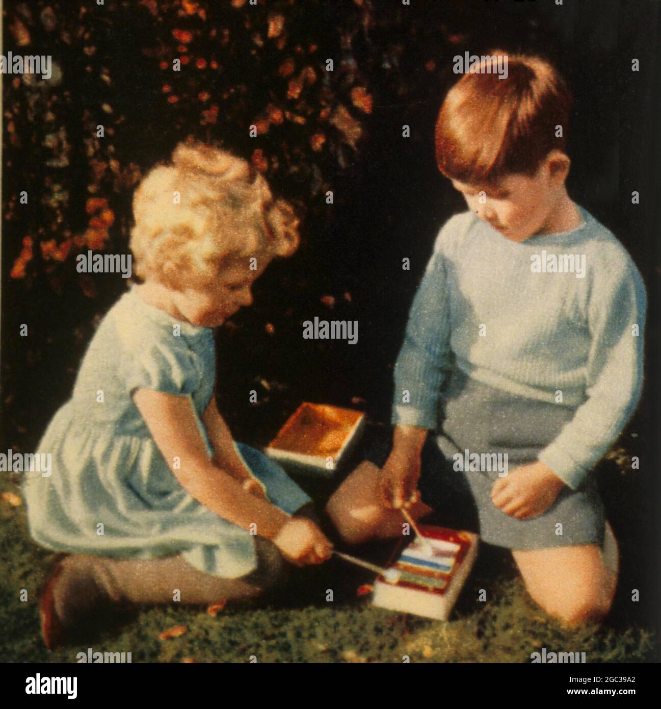 Principessa Anna e Principe Carlo 1954 Anna (Anna Elisabetta Alice Louise; Signora Anna Laurence) principessa britannica; figlia di Elisabetta II Carlo (Carlo Filippo Arthur George; Principe di Galles) principe britannico; erede al trono britannico; figlio di Elisabetta II   Foto Stock