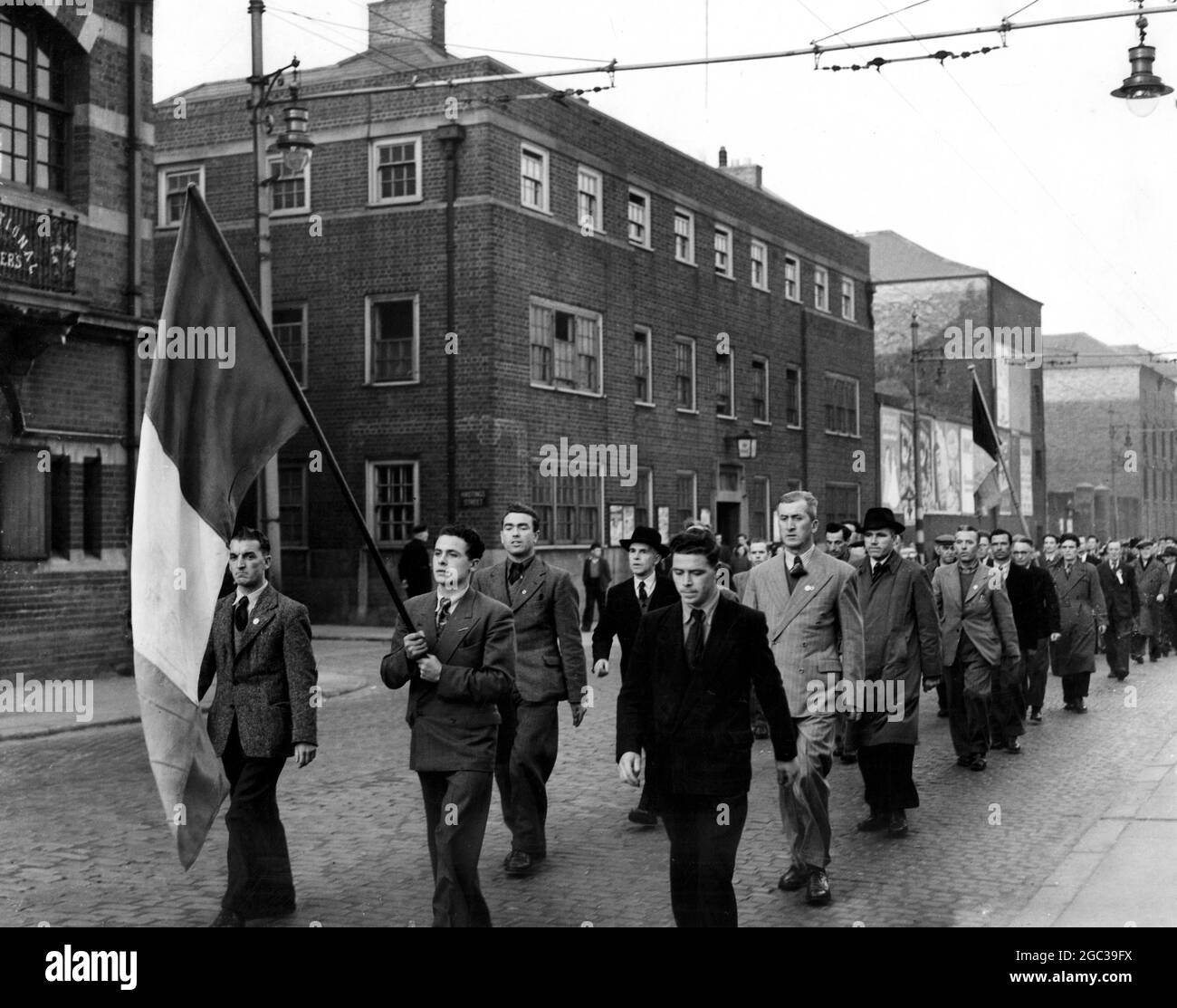 PROTESTA CONTRO LA VISITA REALE. Belfast: Protestando contro la visita della regina Elisabetta e della principessa Margaret in Irlanda del Nord, i dimostranti marciano a Clonard Street, Belfast. Organizzato dai membri dell'organizzazione Sinn Fein, l'incontro ha ascoltato gli oratori protestare contro l'arresto di 13 uomini come misura di sicurezza in relazione alla visita. L'incontro era ordinato e la polizia guardava mentre la folla marciava verso Clonard Street. 1951 Foto Stock