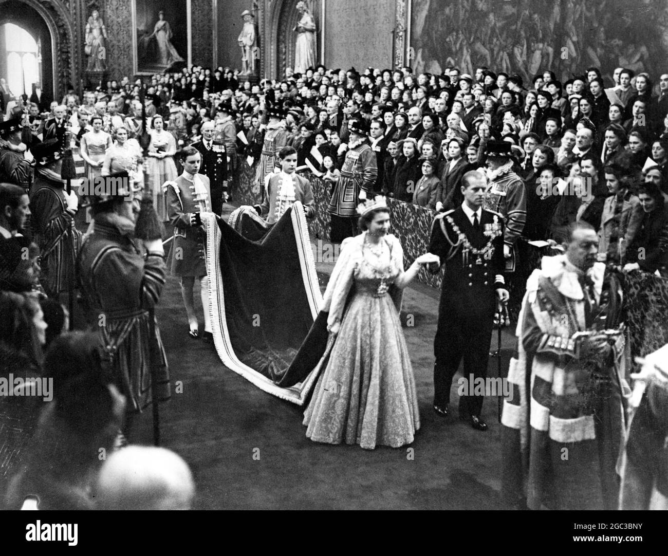 Questa foto è la prima ad essere scattata all'interno del Palazzo di Westminster durante un'apertura di Stato del Parlamento e mostra sua Maestà la Regina Elisabetta II e Duca di Edimburgo in processione passando attraverso la Galleria reale della Casa dei Lord 4 novembre 1952 Foto Stock