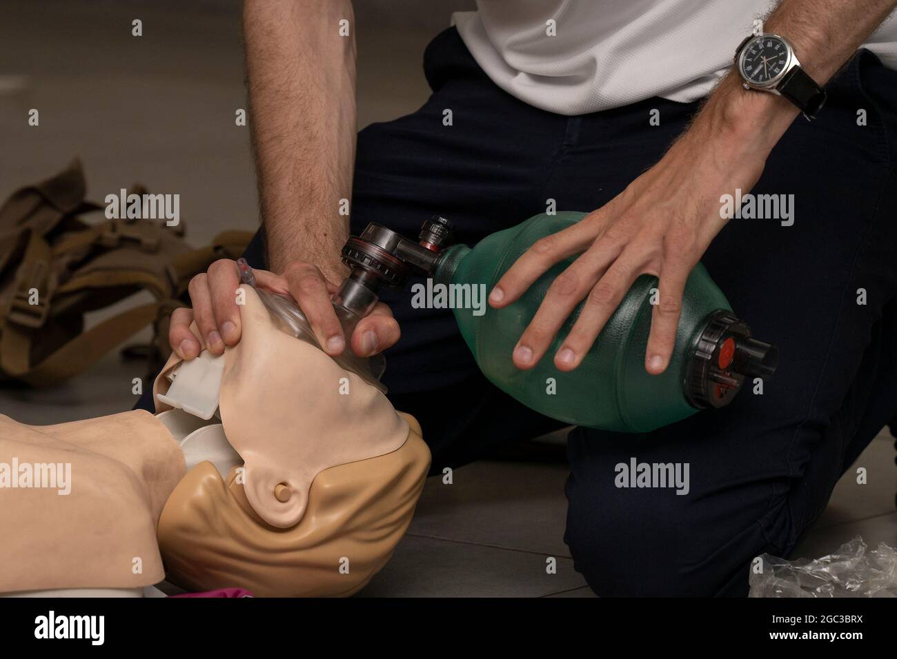 Tel Aviv, Israele - 5 agosto 2021: La tecnica di supporto di vita ha dimostrato su una bambola CPR in un corso a Tel Aviv, Israele. Foto Stock