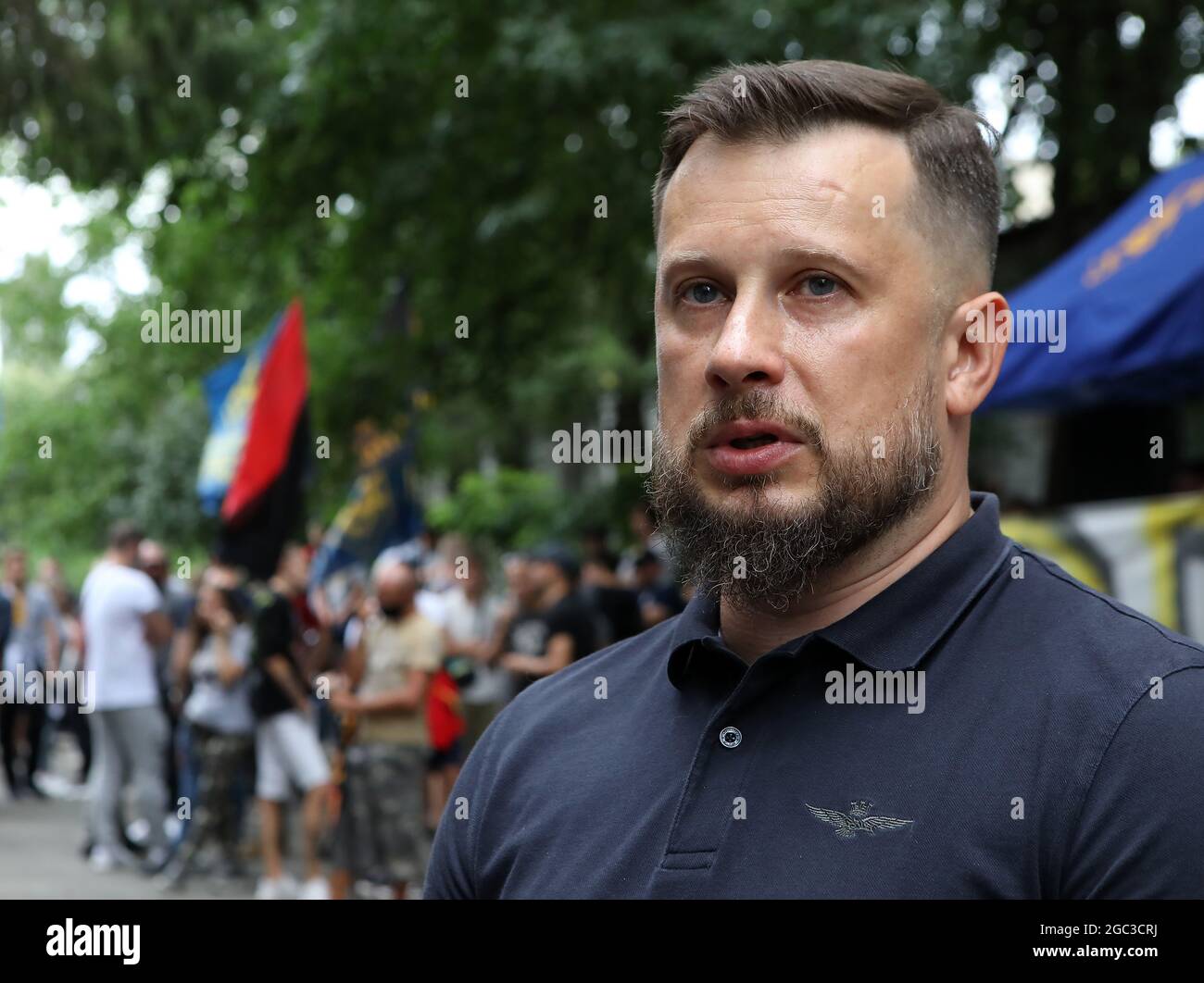 KIEV, UCRAINA - 6 AGOSTO 2021 - Andri Biletskyi, leader del corpo Nazionale, risponde alle domande dei giornalisti durante il rally Freedom to Veterans al di fuori del Foto Stock