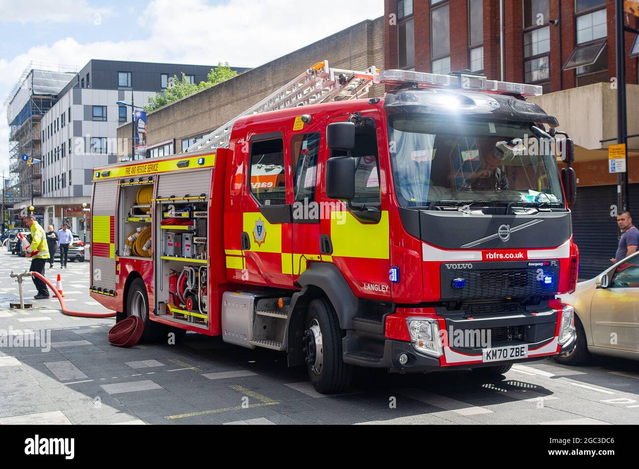 Slough, Berkshire, Regno Unito. 6 agosto 2021. I vigili del fuoco di Beaconfield, Gerrards Cross e Langley hanno assistito oggi ad un incendio nel Wood Flames Pizza Restaurant a Slough High Street. Fortunatamente non ci sono state lesioni segnalate e l'incendio si è spento rapidamente. Gli equipaggi avevano già partecipato a un incidente sull'M25. Credit: Maureen McLean/Alamy Live News Foto Stock