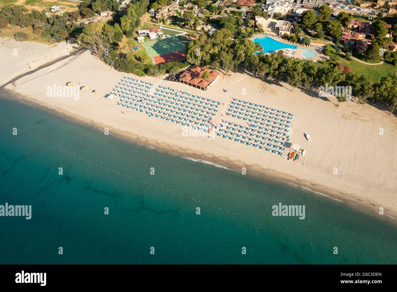 Vista aerea di mare e spiaggia con ombrellone in giornata, Simeri Mare,  Calabria, Italia meridionale Foto stock - Alamy