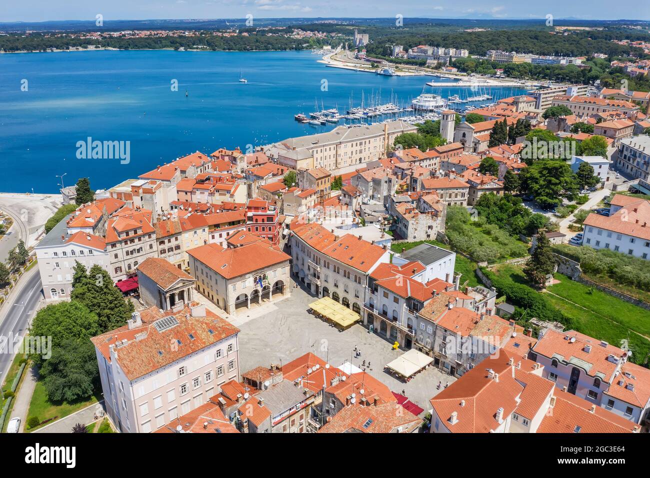 Una vista aerea della piazza Forum, sullo sfondo porto di Pola, Istria, Croazia Foto Stock