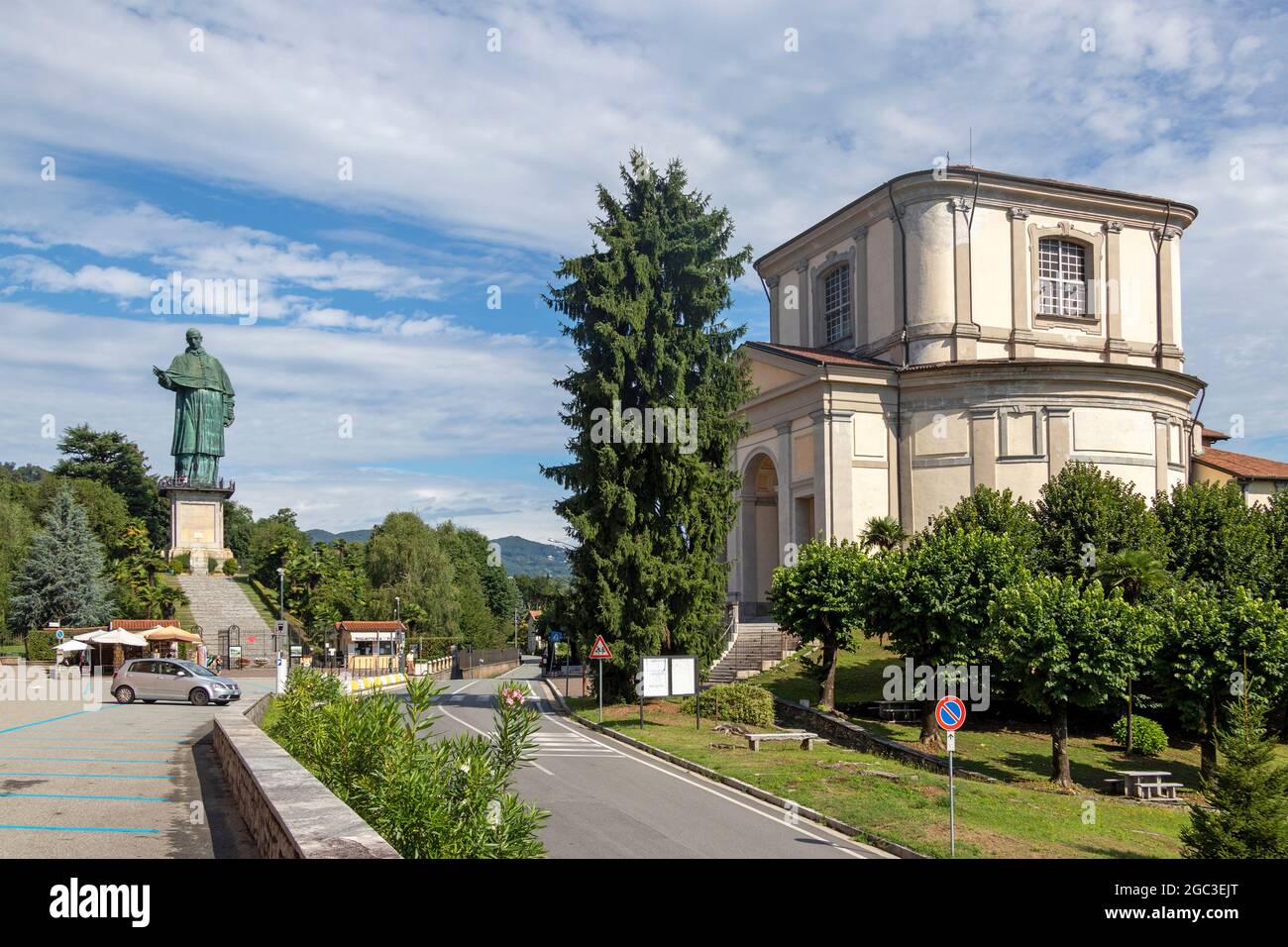 Colosso di San Carlo Borromeo e Chiesa di San Carlo Borromeo, San Carlo, Arona, Lago maggiore, Piemonte, Italia Foto Stock