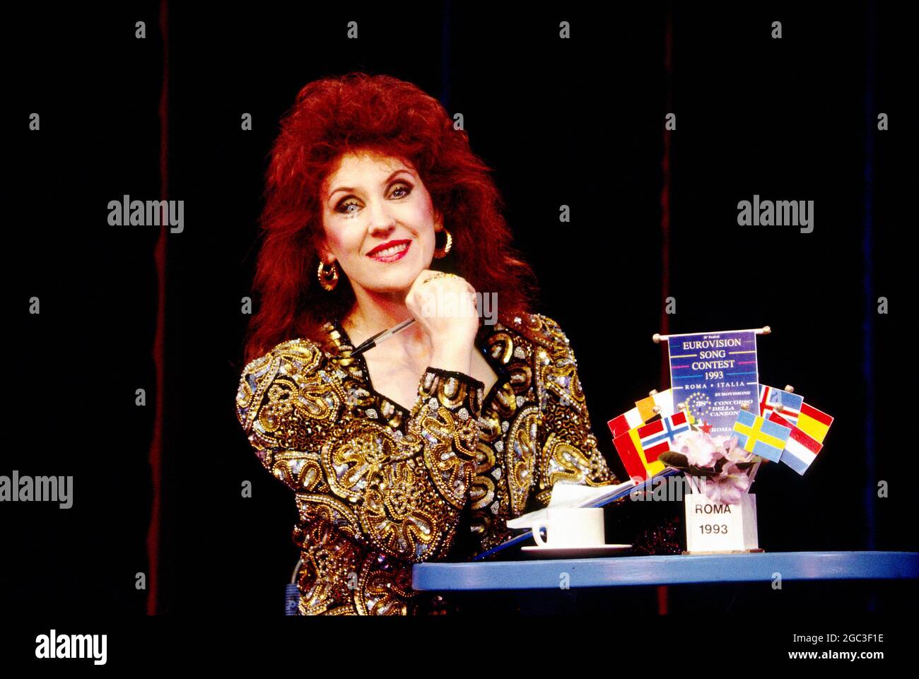 Anita Dobson (compere) in EUROVISION scritto e diretto da Tim Luscombe al Vaudeville Theatre, Londra WC2 11/1993 canzoni originali: Jason Carr coreografia: Richard Sampson Foto Stock