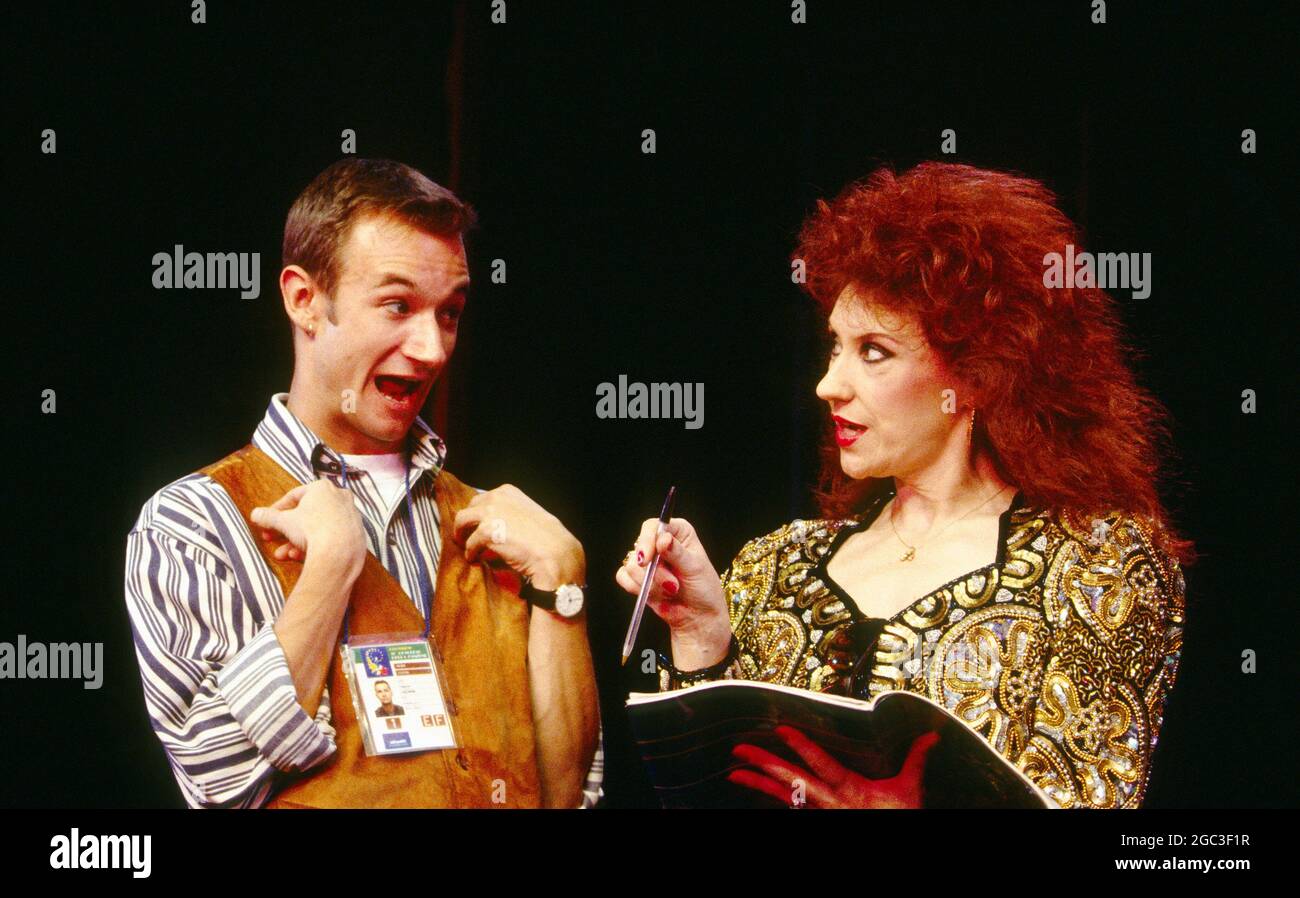 James Dreyfus (Gary), Anita Dobson (compere) in EUROVISION scritto e diretto da Tim Luscombe al Vaudeville Theatre, Londra WC2 11/1993 canzoni originali: Coreografia di Jason Carr: Richard Sampson Foto Stock