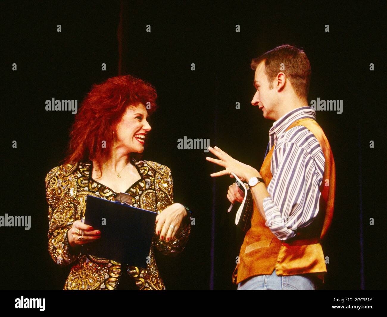 Anita Dobson (compere), James Dreyfus (Gary) in EUROVISION scritto e diretto da Tim Luscombe al Vaudeville Theatre, Londra WC2 11/1993 canzoni originali: Coreografia di Jason Carr: Richard Sampson Foto Stock