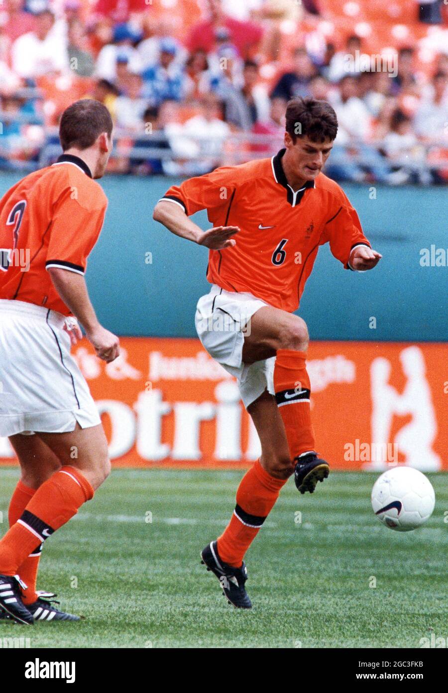 Il giocatore di calcio olandese Wim Jonk in azione Foto Stock