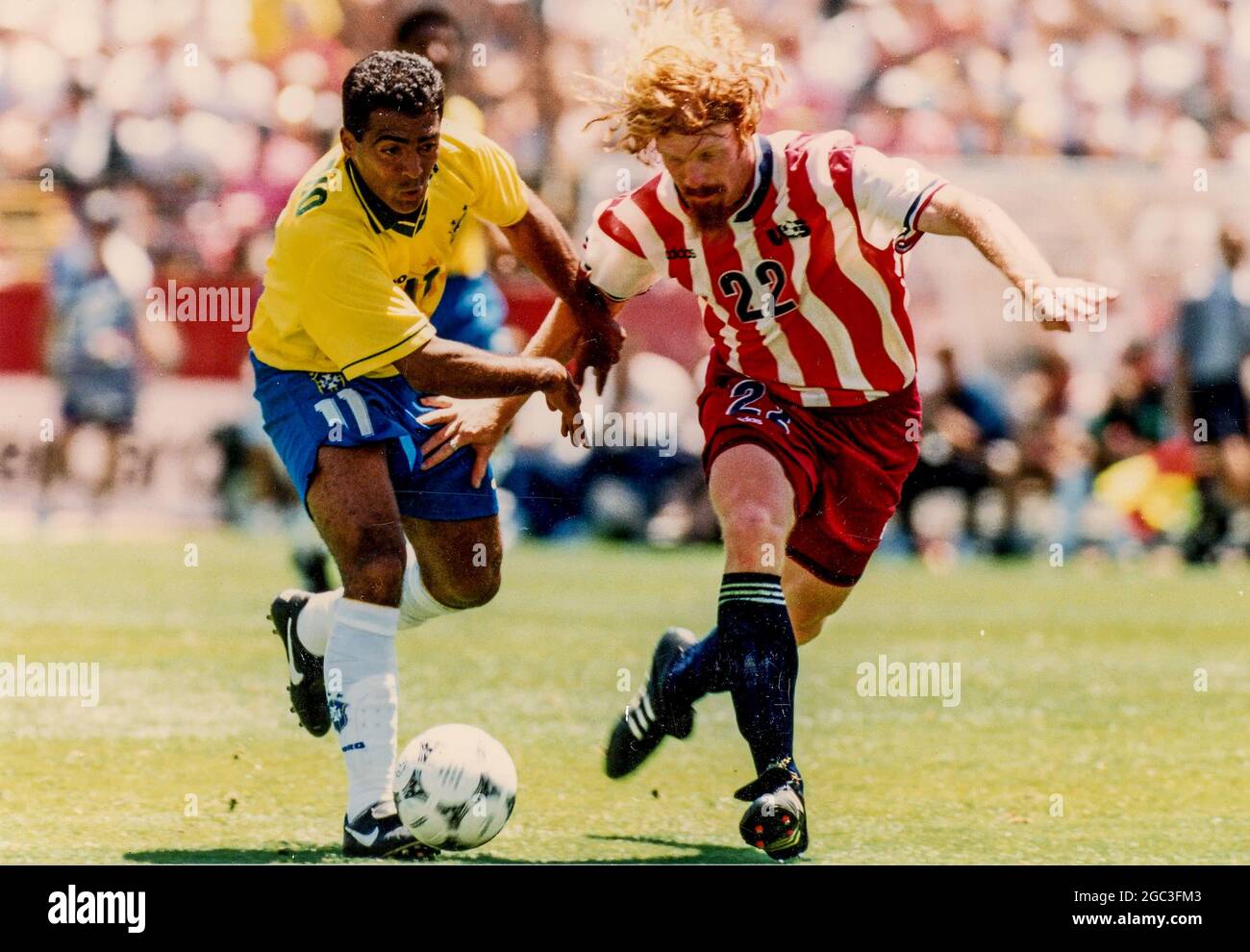 Romario del Brasile e Alexi Lalas degli Stati Uniti in azione Coppa del mondo 1994 Foto Stock