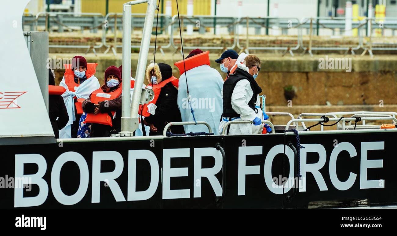 Inghilterra, Kent, dover, i funzionari della Border Force che atterrano i richiedenti asilo si sono ritirati nella Manica. Foto Stock