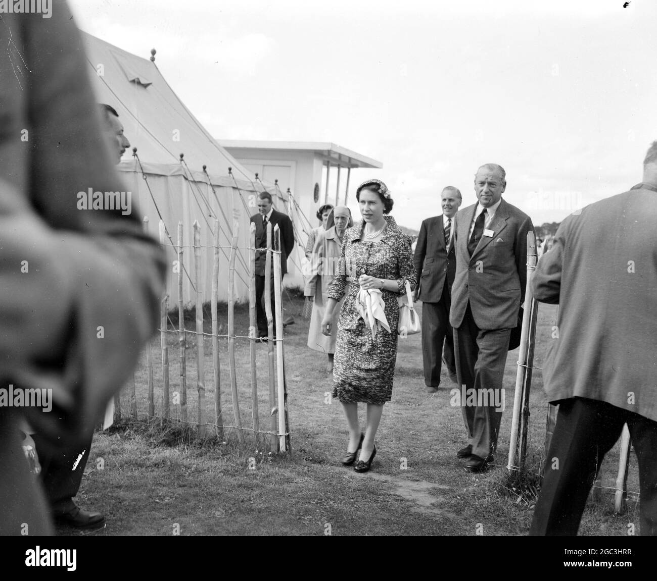 Windsor. La regina Elisabetta arriva a guardare il principe Filippo giocare per Windsor Park contro Silver Leys in polo match. Dietro di lei c'è la Principessa Andrea di Grecia, madre del Principe Filippo il 4 agosto 1958 Foto Stock