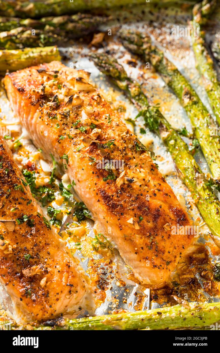 Salmone arrosto sano fatto in casa con asparagi con riso Foto Stock