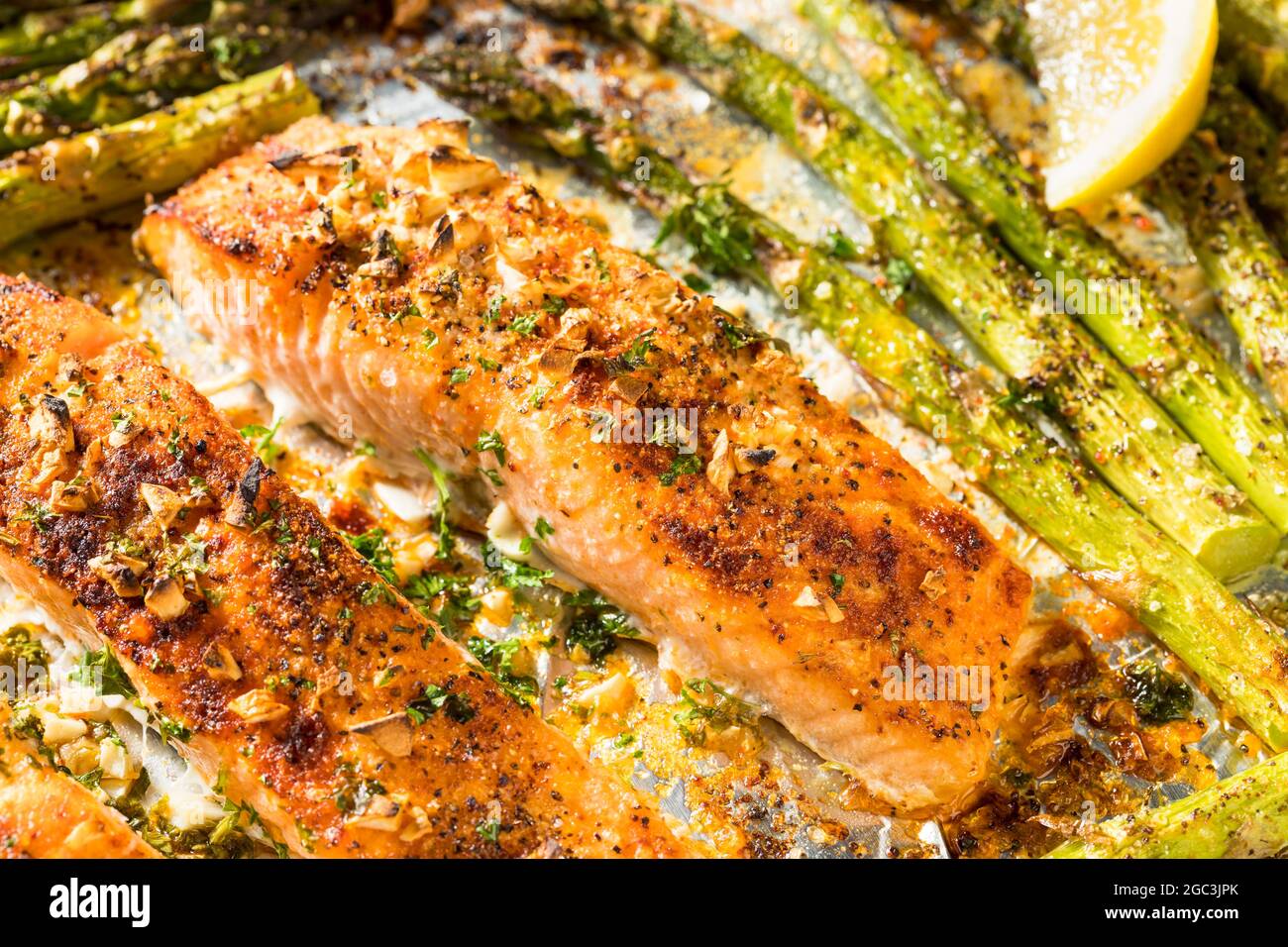 Salmone arrosto sano fatto in casa con asparagi con riso Foto Stock