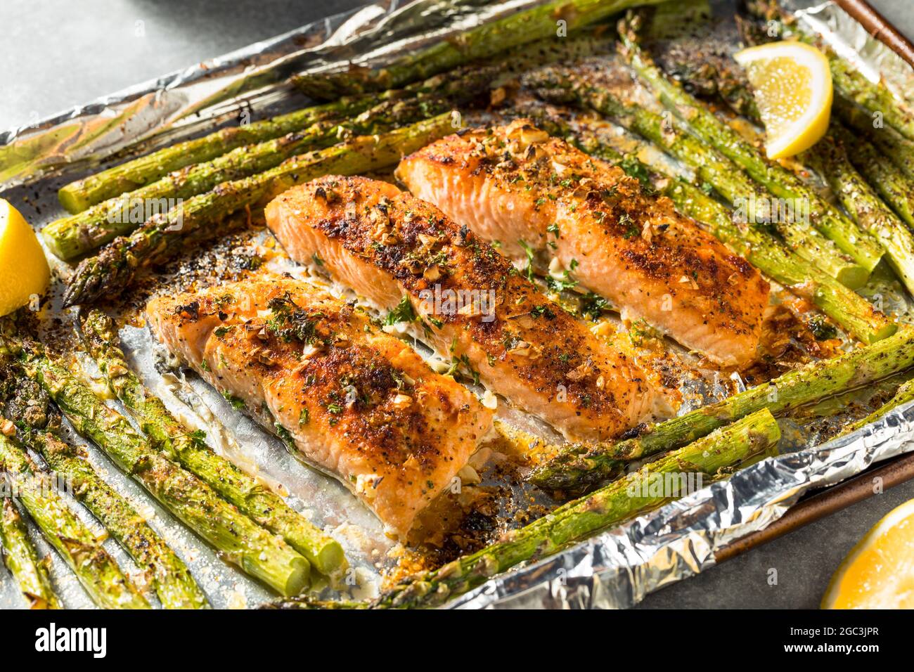 Salmone arrosto sano fatto in casa con asparagi con riso Foto Stock