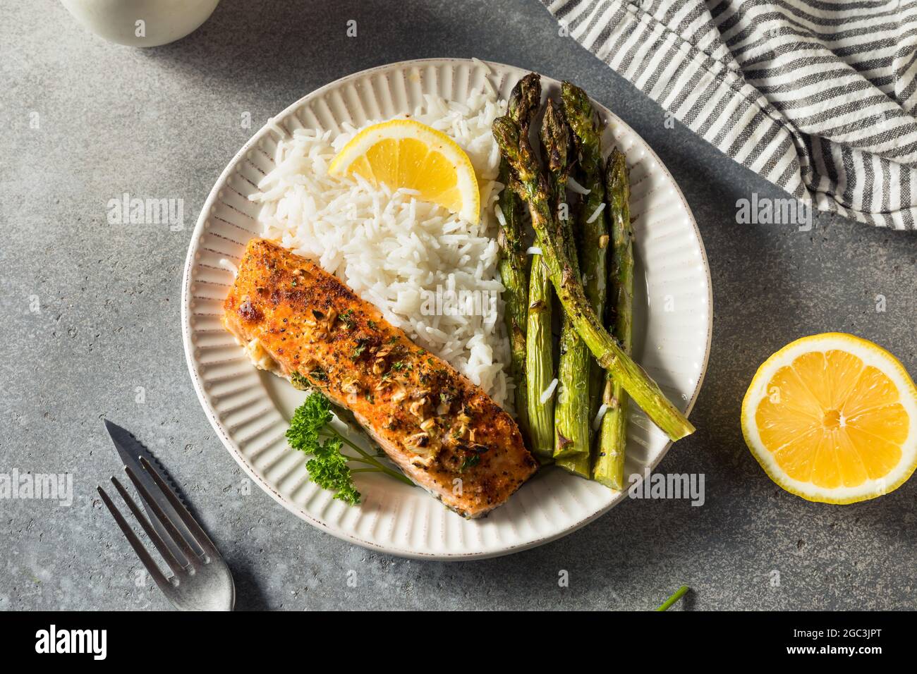 Salmone arrosto sano fatto in casa con asparagi con riso Foto Stock