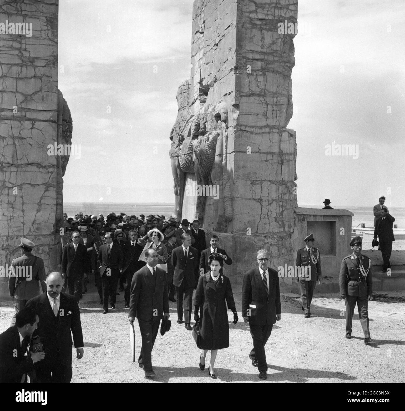 H. M. Regina Elisabetta II in giro per l'antica città di Persepolis 7 marzo 1961 Foto Stock