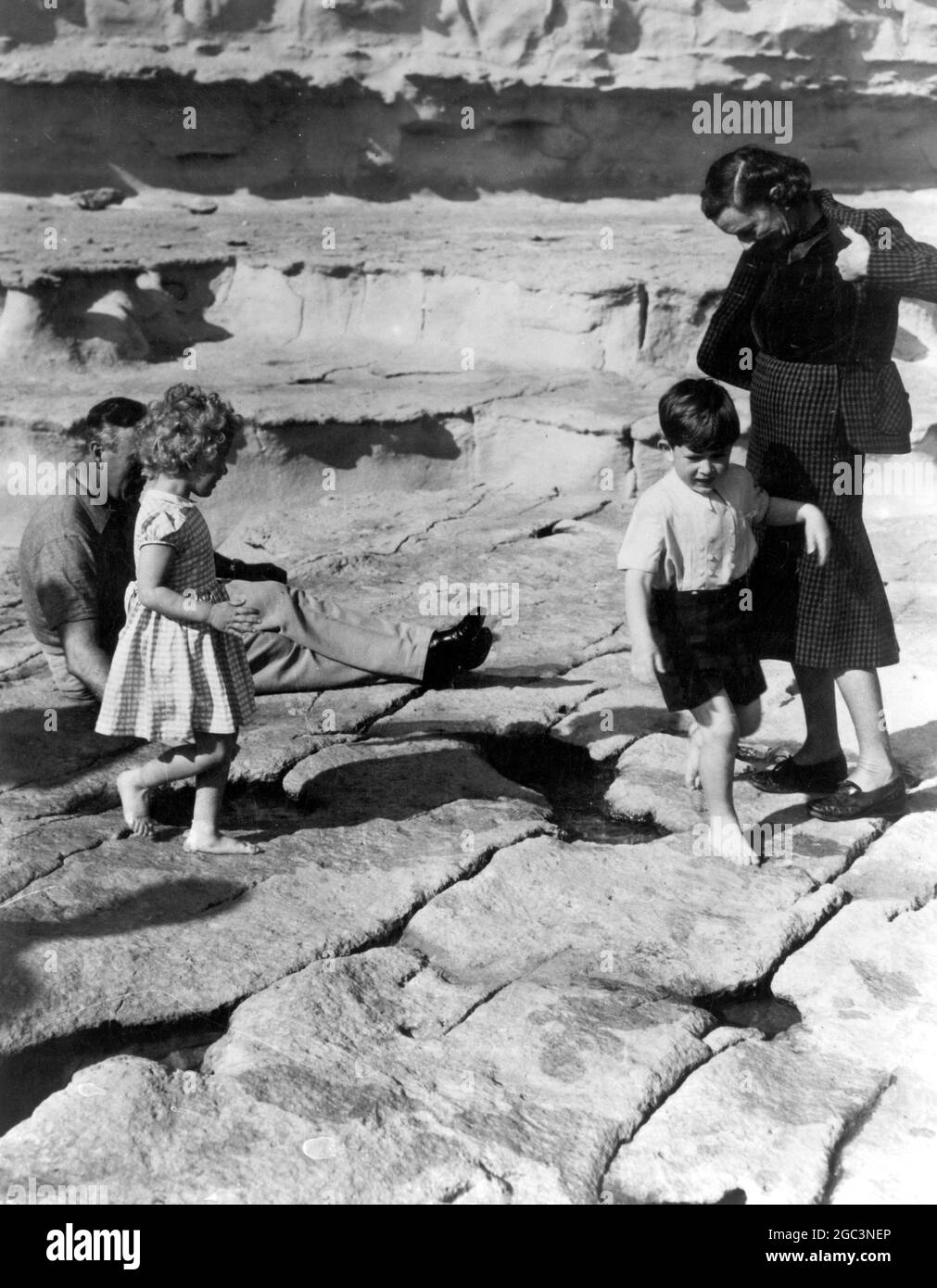 Principessa Anne (a sinistra) e suo fratello Principe Carlo (a destra) ingoiano il loro trotto sulle piscine rocciose di Malta , mentre il grande zio Adrmiral Lord Mountbatten , Comandante-in-capo , Mediterraneo (estrema sinistra) e Lady Mountbatten tengono un orologio amichevole sui procedimenti . 27 aprile 1954 Foto Stock