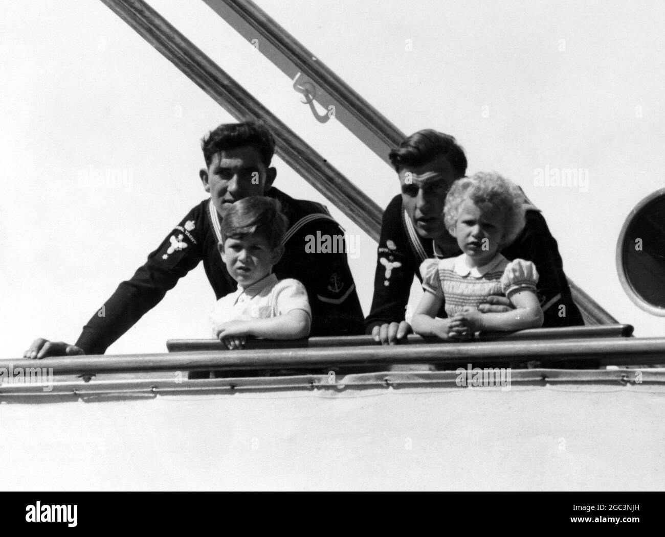 Il Principe Carlo e la Principessa Anna a bordo dello yacht reale Britannia che naviga verso Gibilterra il 10 maggio 1954 Foto Stock