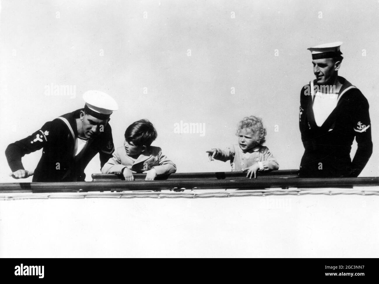 Il Principe Carlo e la Principessa Anna a bordo dello yacht reale Britannia che naviga verso Gibilterra il 10 maggio 1954 Foto Stock