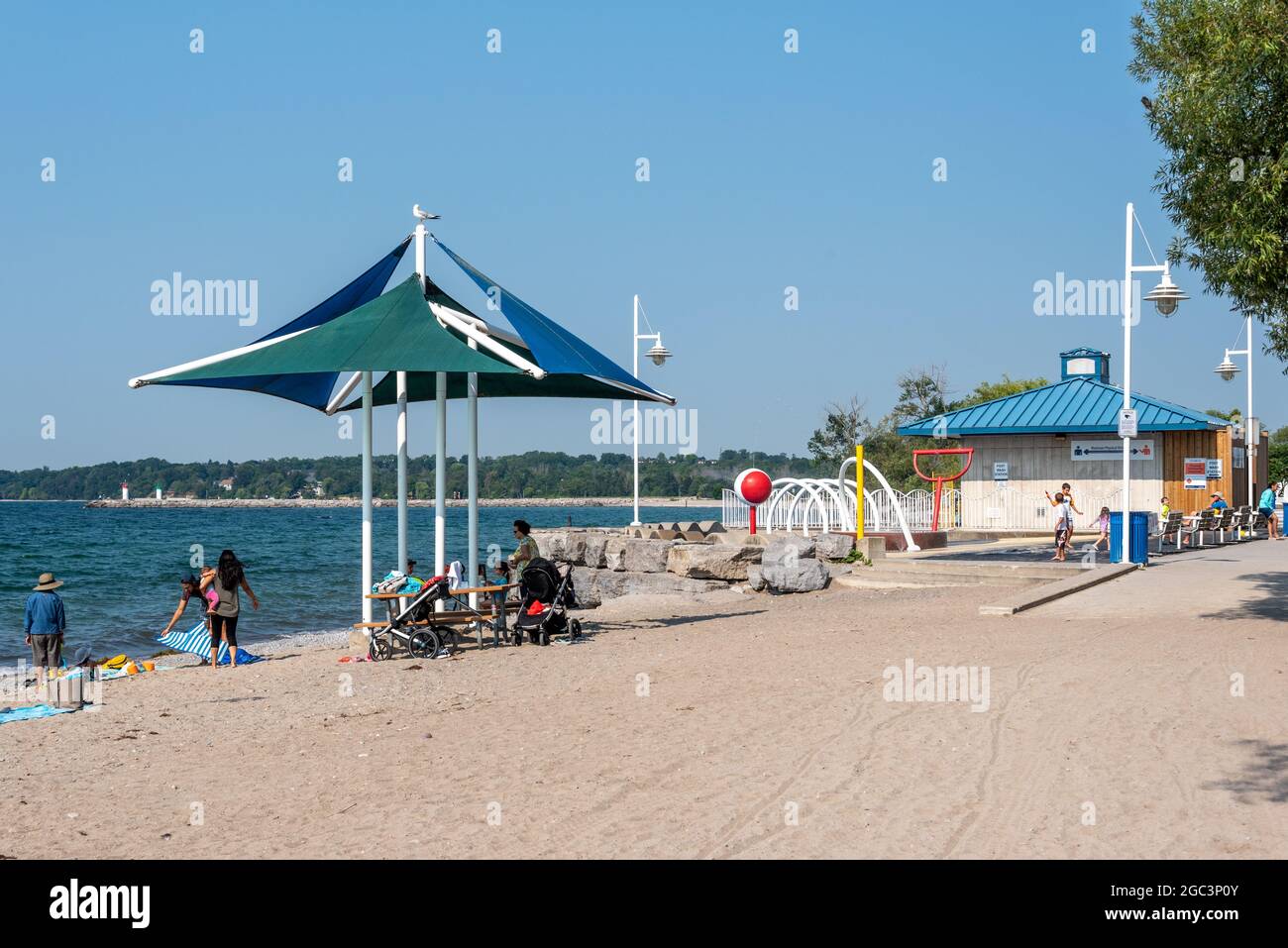 Beachfront Park nella città di Pickering in Ontario, Canada. La spiaggia del lago Ontario è una famosa attrazione turistica nei mesi estivi. Foto Stock