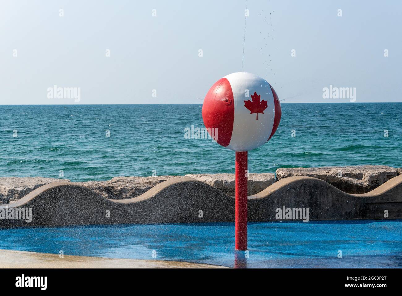 Fontana con una bandiera canadese al Beachfront Park nella città di Pickering in Ontario, Canada. La spiaggia del lago Ontario è una famosa attrazione turistica Foto Stock