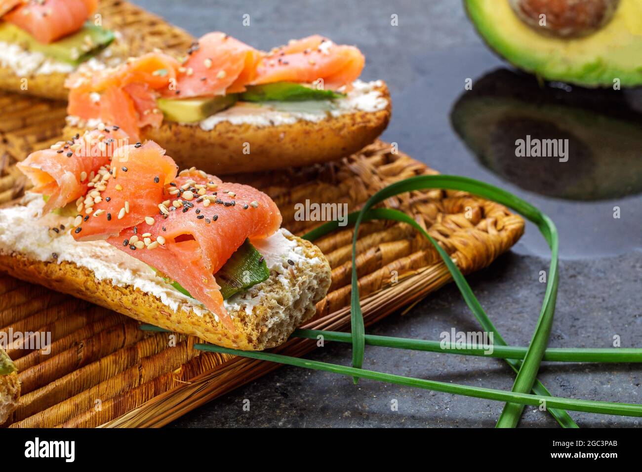 Un crostino di salmone e avocado Foto Stock