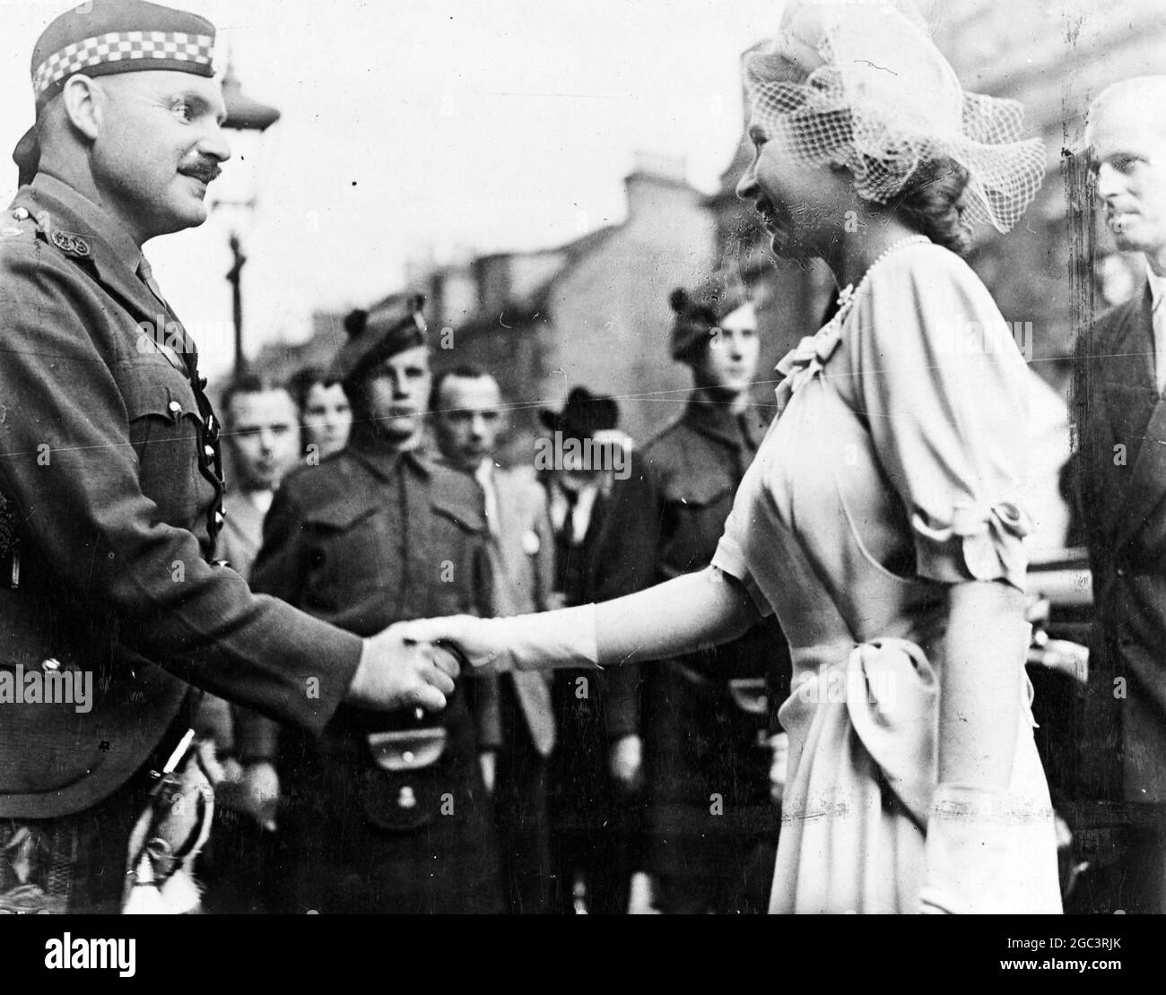 Sua altezza reale la principessa Elisabetta è stata accolta al Club Argyle e Sutherland, dopo essere arrivata a Edimburgo con la famiglia reale durante una visita in Scozia. 16 luglio 1947 Foto Stock