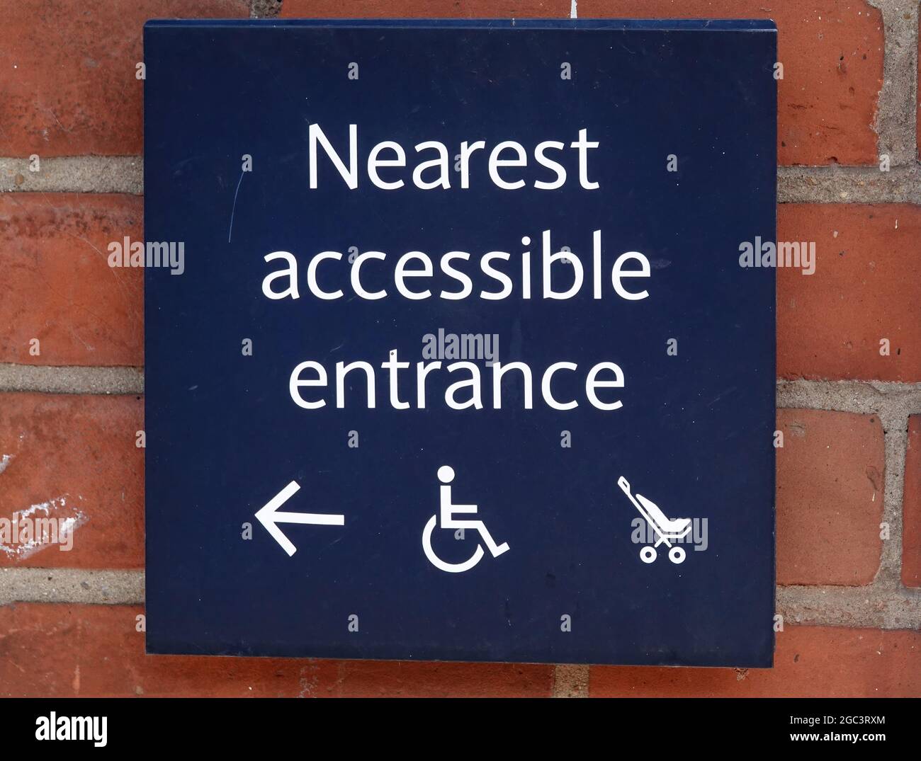 Immagine di un cartello d'ingresso accessibile più vicino sul muro Foto Stock