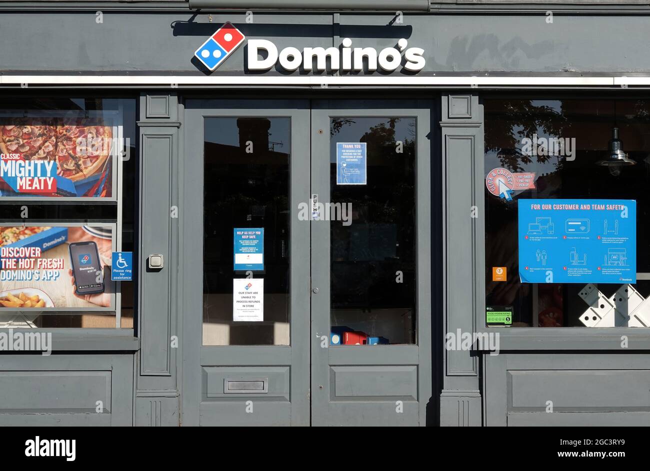 BILLERICAY, REGNO UNITO - 13 giugno 2021: Consegna e raccolta della pizza del Domino a Billericay High Street, Essex Foto Stock
