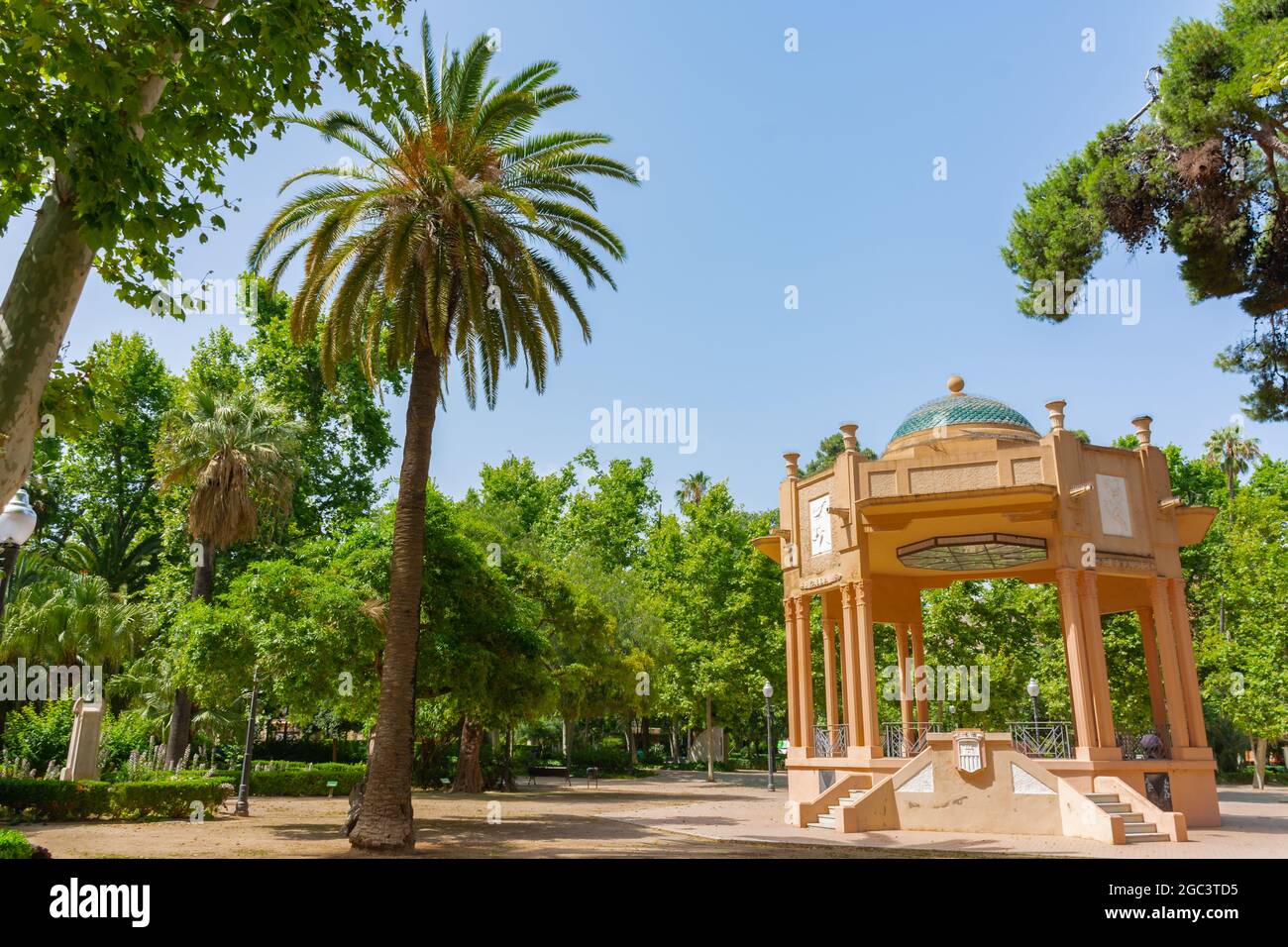 Castellon, Spagna. 14 giugno 2021 - Templete nel parco di Ribalta, un parco dichiarato patrimonio spagnolo di interesse culturale, con una moltitudine di diversi cu Foto Stock