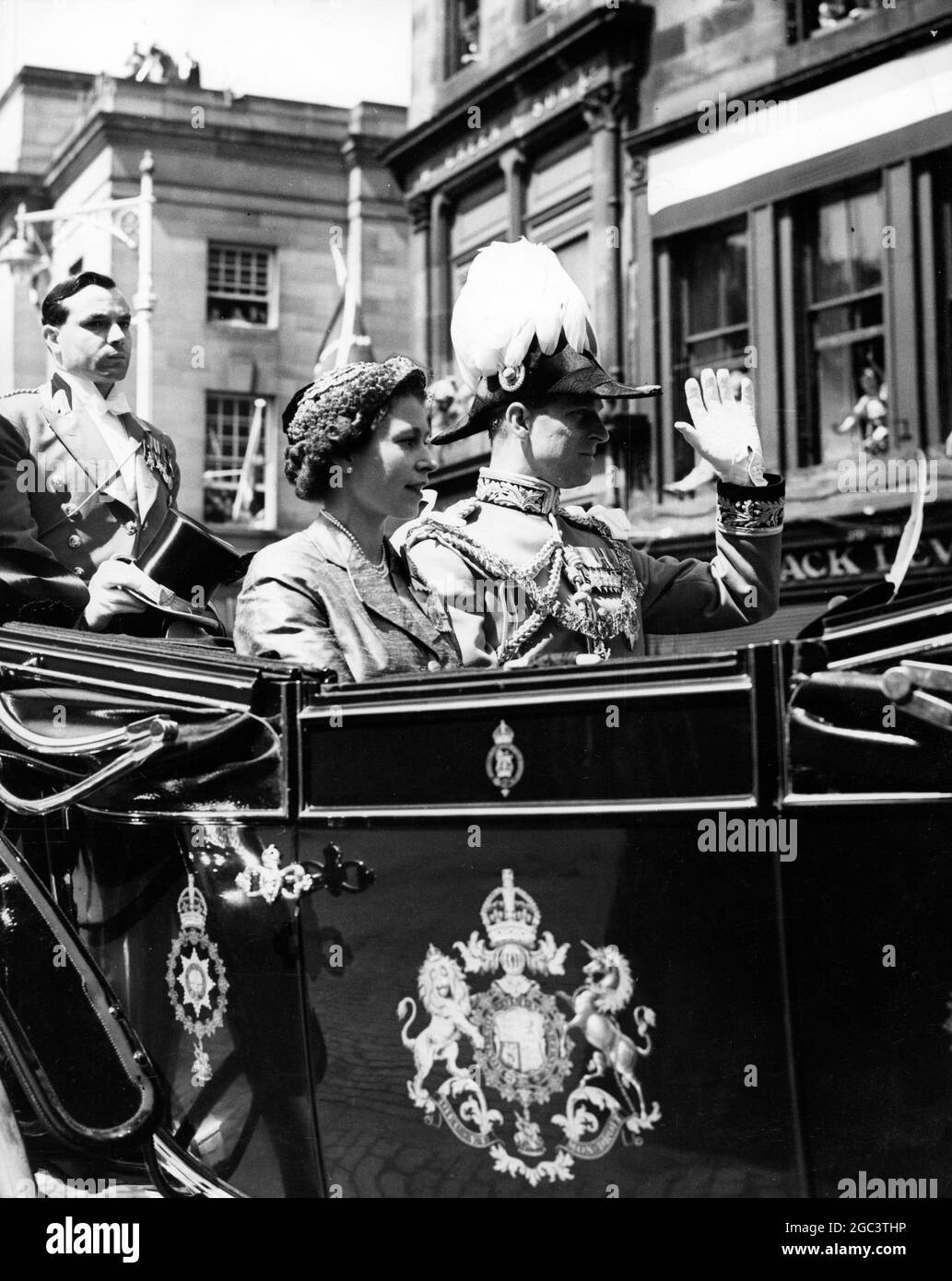 La Regina e il Duca di Edimburgo dopo il Servizio Nazionale Scozzese. La Regina con il Duca di Edimburgo lascia la Cattedrale di St Giles, Edimburgo, oggi (mercoledì) dopo aver partecipato al Servizio Nazionale Scozzese del Ringraziamento e della dedizione. Il servizio faceva parte della visita reale di sette giorni in Scozia. 24 giugno 1953 Foto Stock