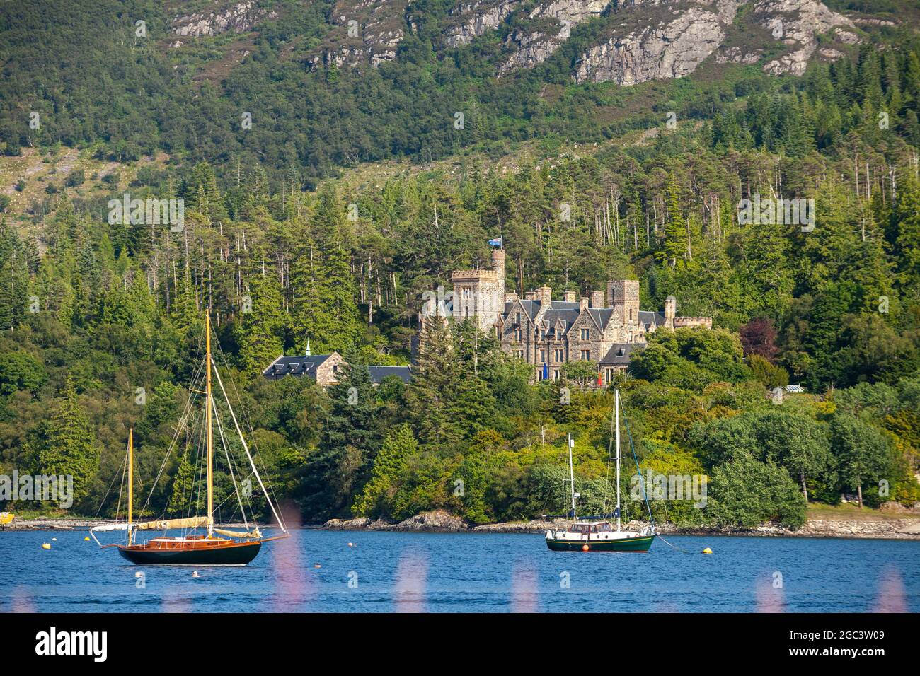 Si affaccia sul Castello di Dunkraig dal villaggio di Plockton Foto Stock