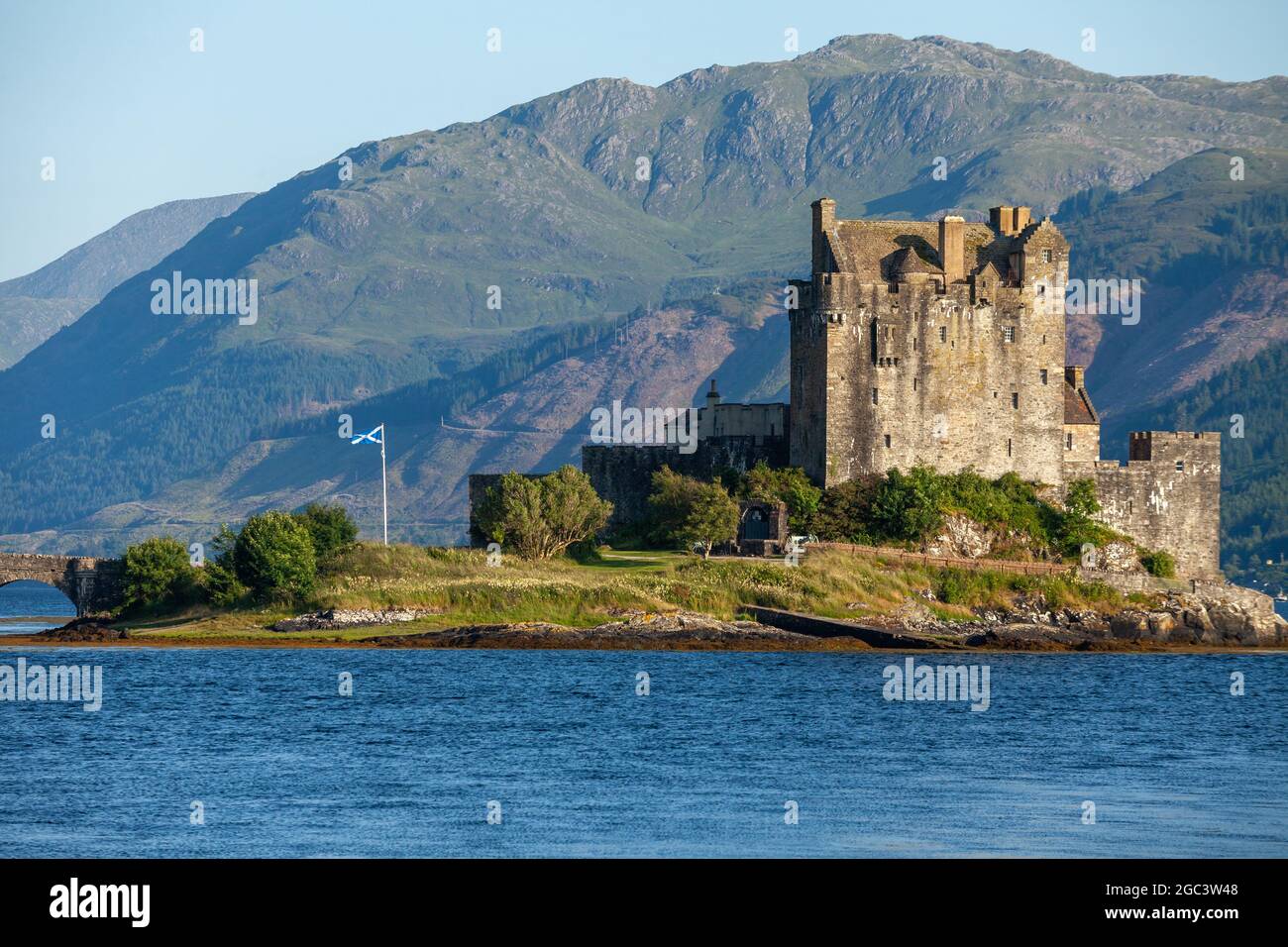 Castello di Eilean Donan sulle Highlands occidentali di Loch Duich, Scozia, estate 2021 Foto Stock