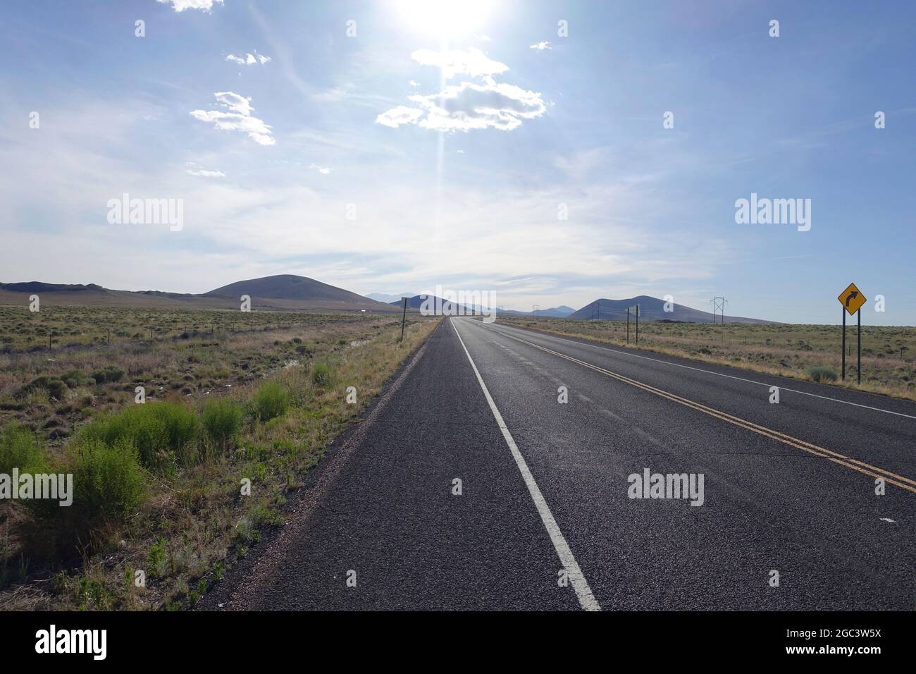 Due soste di Guns vicino al personale della bandiera Arizona Foto Stock