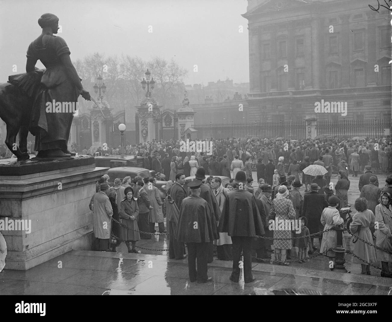 Nonostante la pioggia torrenziale , le folle si sono assalite a Buckingham Palace nella speranza di sentire ulteriori notizie della principessa Elisabetta e del suo figlio . 15 novembre 1948 Foto Stock