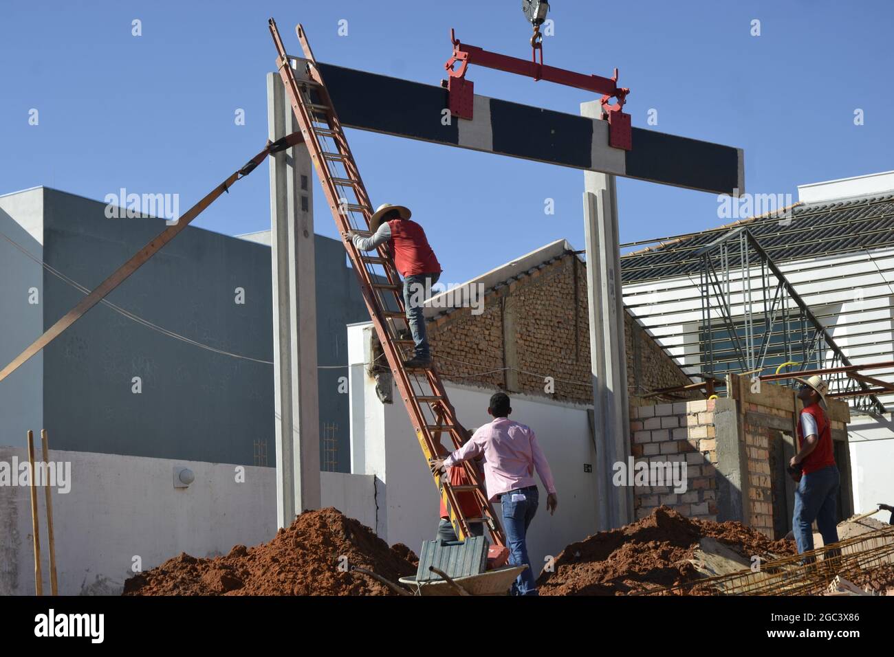 Muratori. Muratori, uomini che collocano soletta di cemento armato per costruire muro di cemento nel nuovo spazio aziendale, Brasile, Sud America Foto Stock