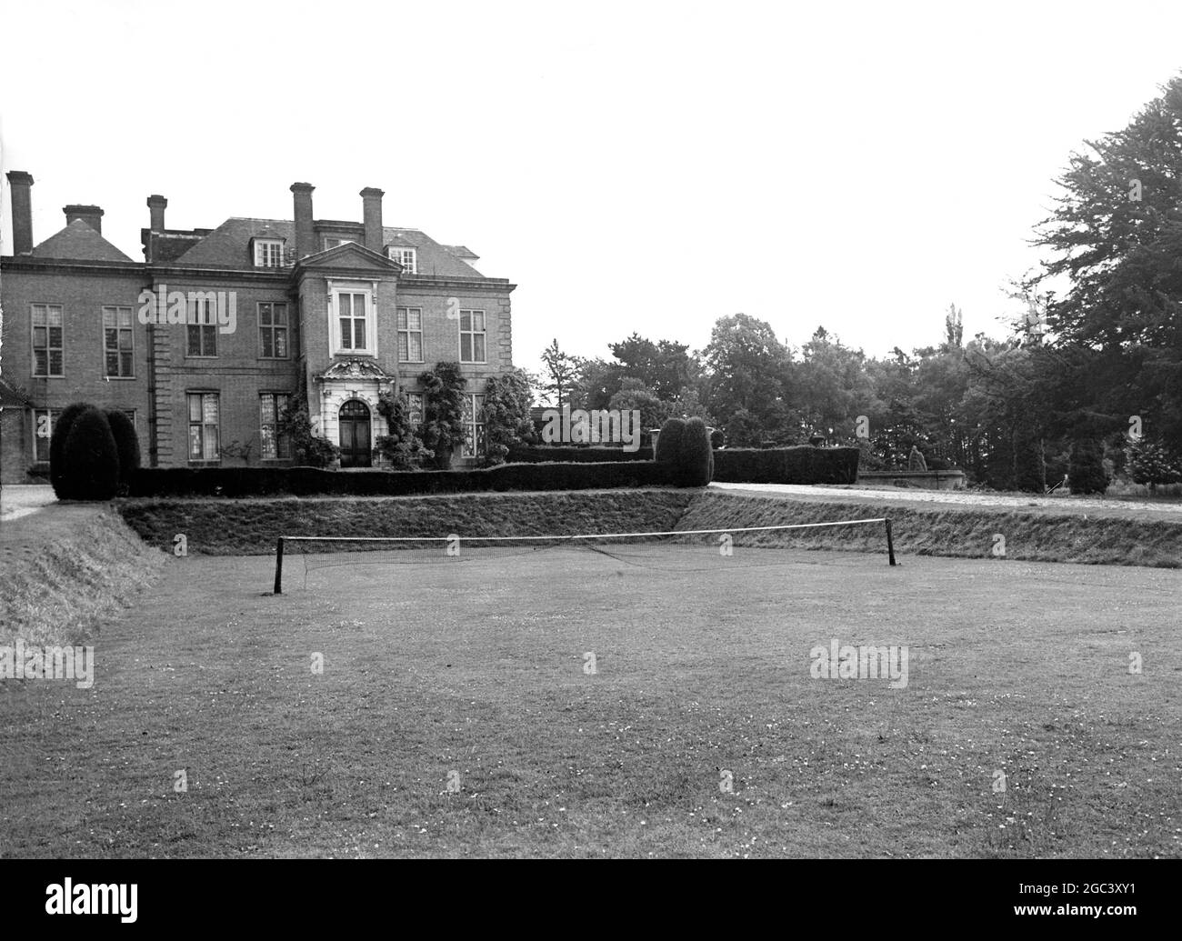 Una vista di Cheam School , Headley , vicino a Newbury , Berk , dove il principe Carlo andrà come un boarder prossimo termine . La Scuola , una delle migliori scuole di preparazione del paese , fu fondata a Cheam , Surrey nel 1646 , ed è dove il padre del Principe , il duca di Edimburgo, frequentò dal 1930 al 1933 . Si trasferì a Headley nel 1934 , e sorge su 65 acri di terreno boscoso rotto e a 300 piedi sopra la campagna circostante . Le tasse sono 90 guineas un termine e l'erede al Trono ripartirà un dormitorio con altri otto ragazzi . 15 agosto 1957 Foto Stock