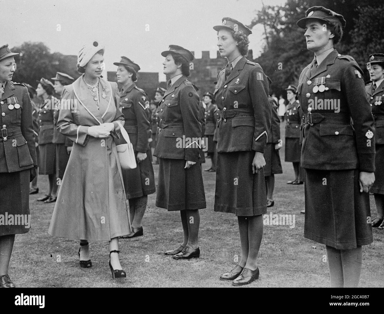 PRINCIPESSA ALLO SPETTACOLO REALE la Principessa Elisabetta , presidente della Royal Agricultural Society di quest'anno, ha partecipato alla mostra della Società a Shrewsbury , accompagnata dal duca di Edimburgo . La principessa è vista ispezionando il W.R.A.C. Guardia D' onore accompagnata dal Comandante della Guardia, Comandante Junior J. DEWING . 6 luglio 1949 Foto Stock