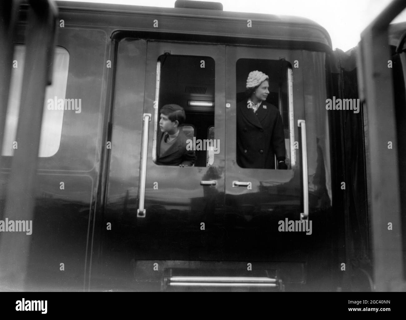 Portland, Dorset il Principe del Galles / il Principe Carlo fa un ultimo sguardo indietro dalla finestra della carrozza del treno come con sua madre la regina Elisabetta II lasciano Portland Docks dopo una visita alla portaerei HMS Eagle. 29 aprile 1959 Foto Stock