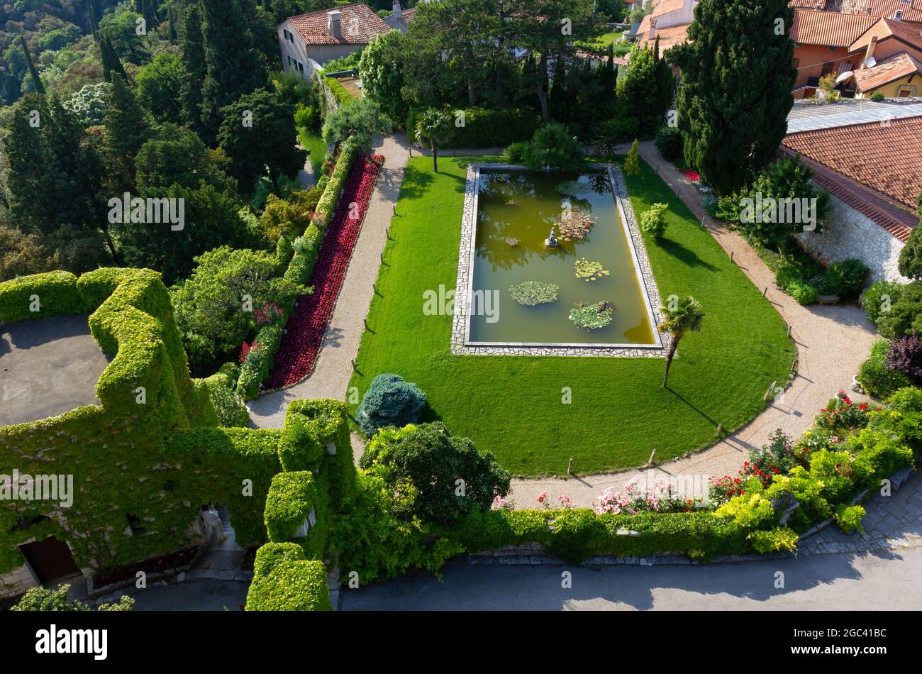 DUINO, Italia - 5 giugno 2021: Vista panoramica sul parco del castello di Duino nei pressi di Trieste Foto Stock