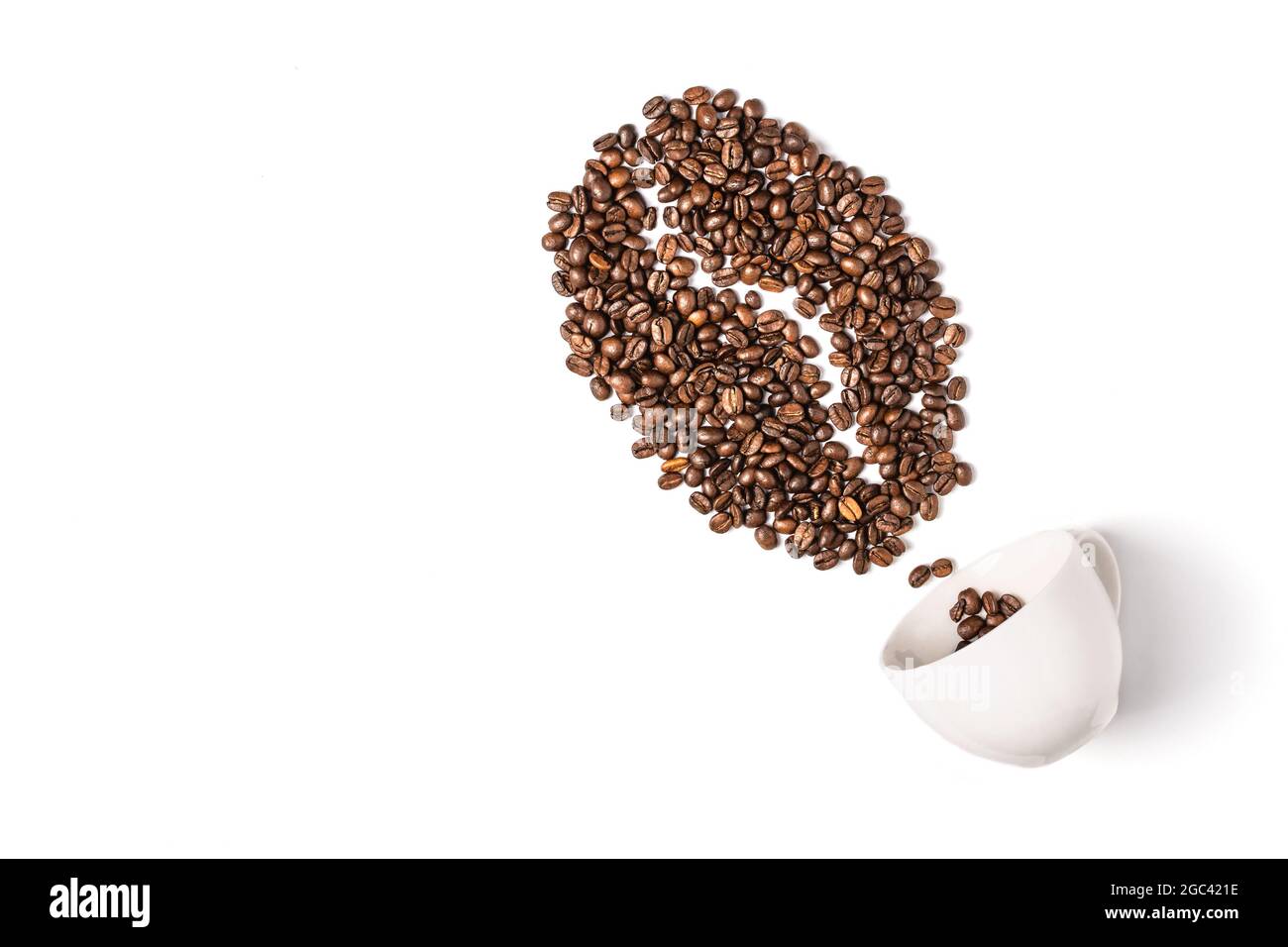 Idea creativa di tostare chicchi di caffè e tazza. Concetto di bevanda a base di caffè. Foto Stock