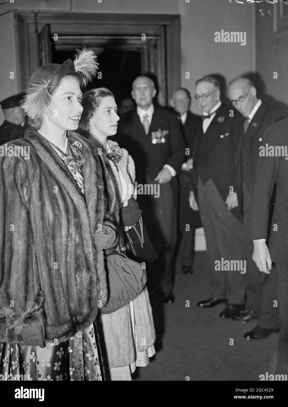 PRINCIPESSE AL FESTIVAL DEL RICORDO 5 novembre 1949 il Re e la Regina, la Regina Maria Principessa Elisabetta e la Principessa Margaret hanno partecipato stasera al Festival della Legione Britannica della memoria nella Royal Albert Hall di Londra. Tenuto alla vigilia della Domenica della memoria in commemorazione dei caduti di due guerre mondiali, il Festival assisterà il lavoro dei Legionari di alleviare le dsit tra ex militari e donne e i loro familiari. Immagini: Sorridendo la principessa Elisabetta (a sinistra) con la principessa Margaret all'arrivo alla Royal Albert Hall stasera. Entrambe le principesse sono rivestite di pelliccia contro l'aria umida e fredda dei londinesi. Foto Stock