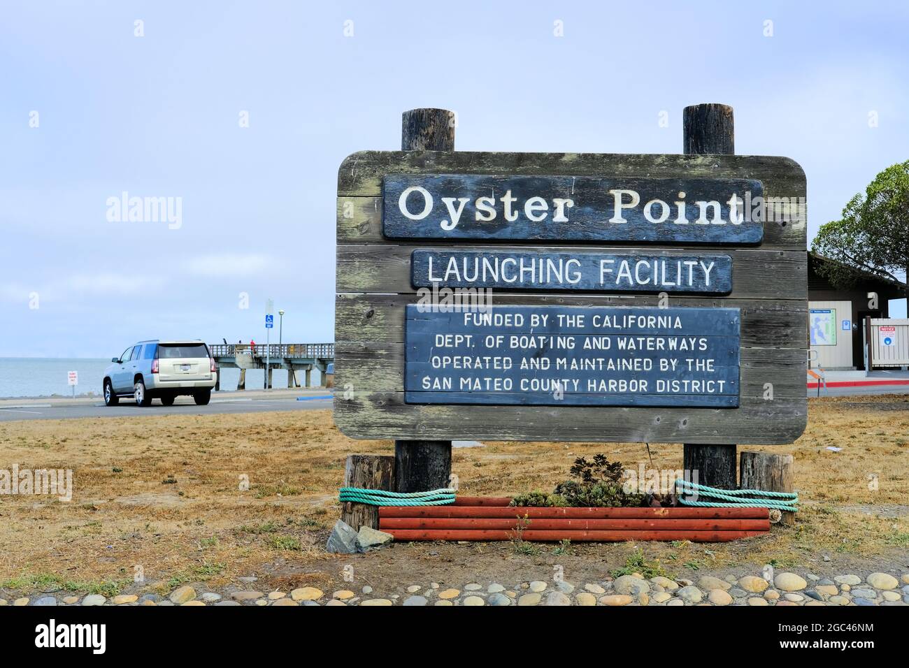 Firma presso la struttura di lancio di Oyster Point a San Francisco sud, San Mateo County, California; lancio utilizzato per barche, kayak e altre imbarcazioni. Foto Stock