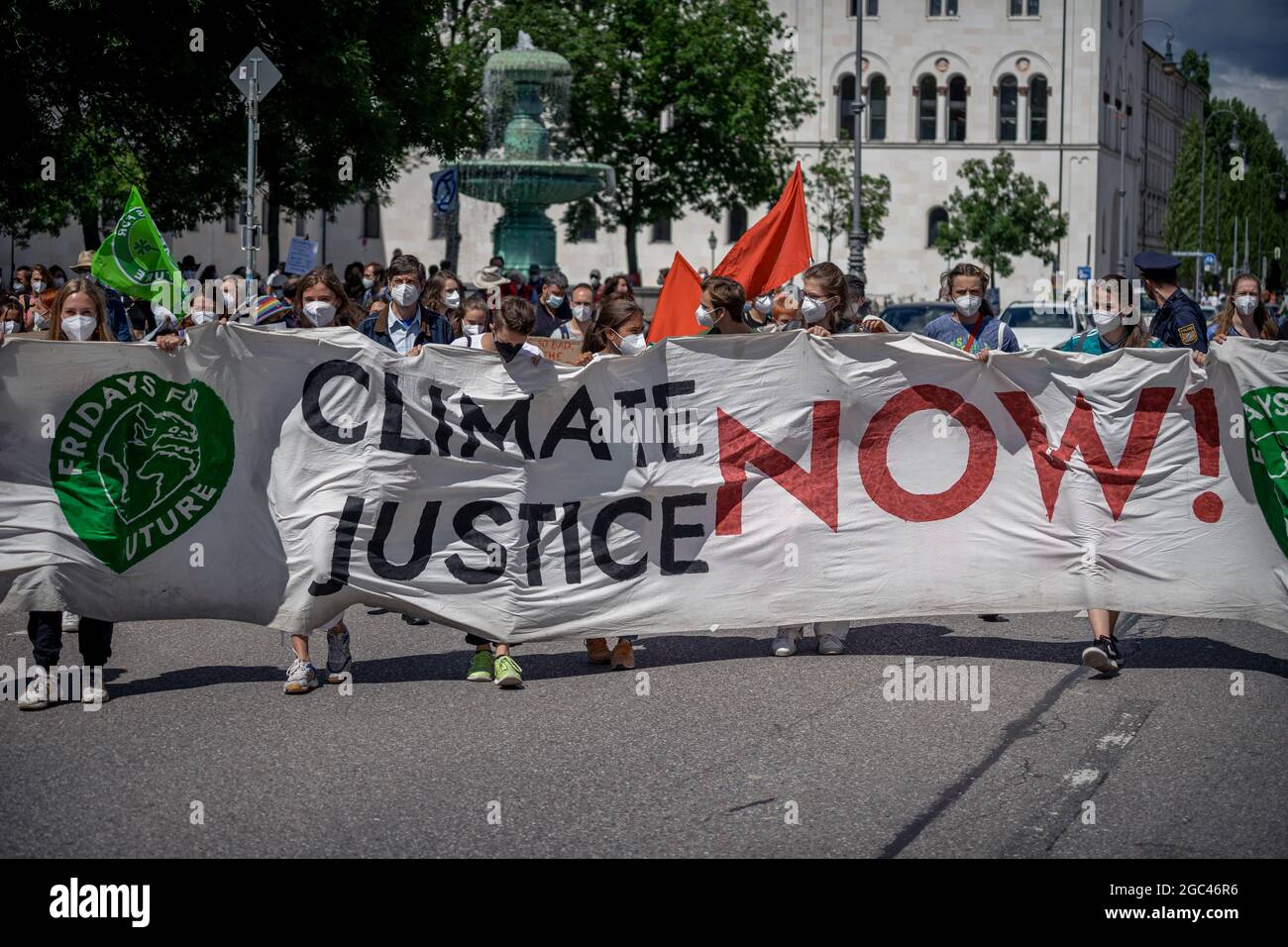 Monaco, Germania. 06 agosto 2021. Am 06.08.2021 fand in München, wie jeden Freitag, ein von FridaysForFuture organisierter Klimastreik statt. Wo lautstork mit über 200 Teilnehmer*innen für die Einhaltung der 1, 5 Grad Ziele demonstriert wurde. * il 6 agosto 2021 più di 200 persone si sono unite a una dimostrazione per la giustizia climatica e l'obiettivo di 1.5 gradi a Monaco, Germania. (Foto di Alexander Pohl/Sipa USA) Credit: Sipa USA/Alamy Live News Credit: Sipa USA/Alamy Live News Foto Stock