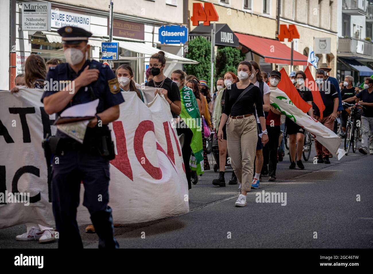 Monaco, Germania. 06 agosto 2021. Am 06.08.2021 fand in München, wie jeden Freitag, ein von FridaysForFuture organisierter Klimastreik statt. Wo lautstork mit über 200 Teilnehmer*innen für die Einhaltung der 1, 5 Grad Ziele demonstriert wurde. * il 6 agosto 2021 più di 200 persone si sono unite a una dimostrazione per la giustizia climatica e l'obiettivo di 1.5 gradi a Monaco, Germania. (Foto di Alexander Pohl/Sipa USA) Credit: Sipa USA/Alamy Live News Credit: Sipa USA/Alamy Live News Foto Stock