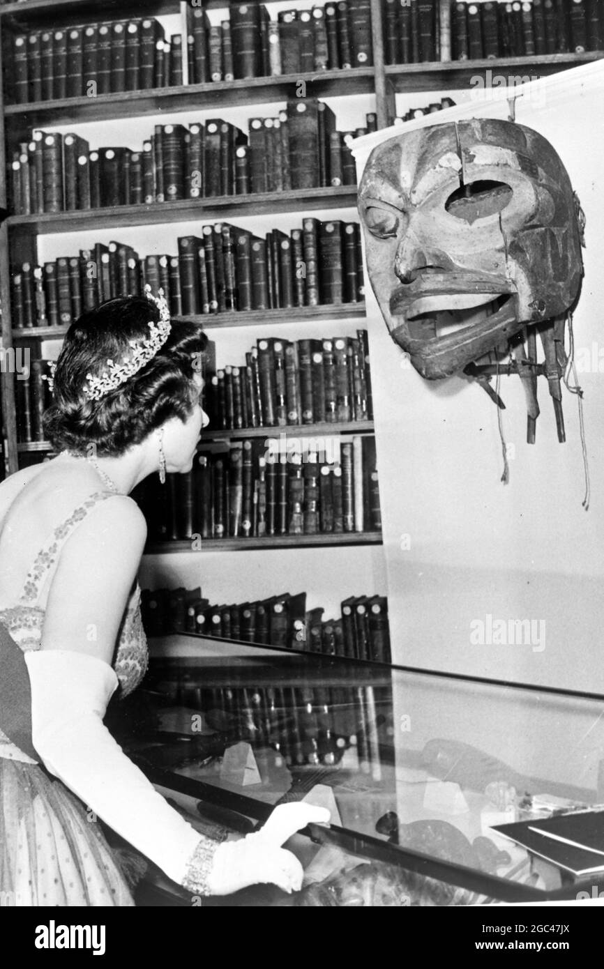 REGINA ELISABETTA II ALLA SOCIETÀ MEDICINA GUARDANDO GROTTESCA MASCHERA LONDRA ; 22 MAGGIO 1962 Foto Stock