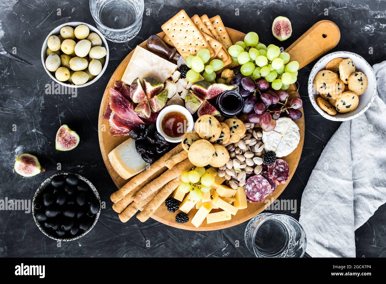 Tagliere di formaggi con frutta e cracker, vista dall'alto. Cibo per feste,  piatti, antipasti europei Foto stock - Alamy