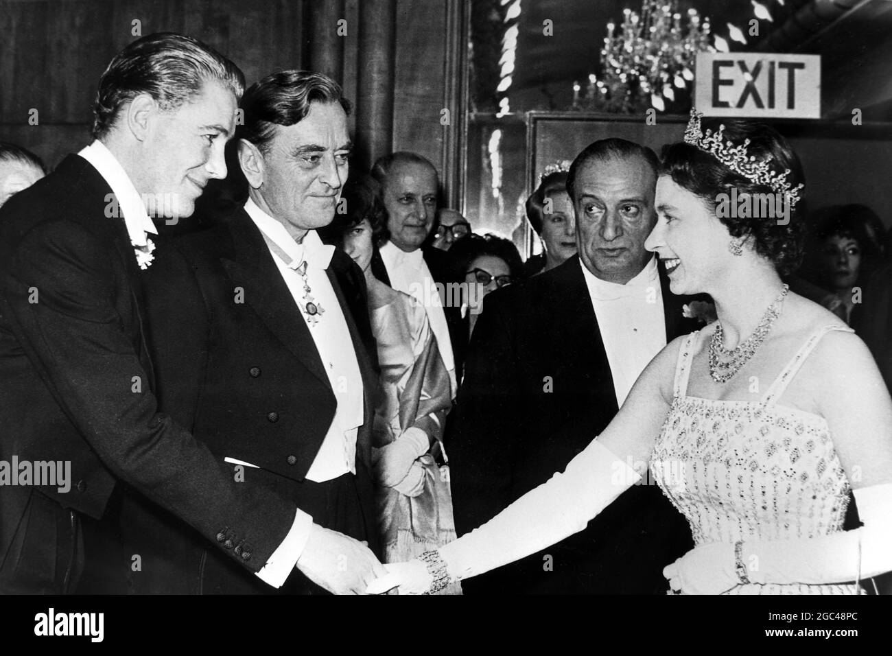 11 DICEMBRE 1962 LA REGINA ELISABETTA II INCONTRA LE STELLE DI LAWRENCE D'ARABIA DOPO LA SUA PRIMA MONDIALE. PETER O'TOOLE ; DIRETTORE, DAVID LEAN ; INTRODOTTO DAL PRODUTTORE, SAM SPIEGEL. ALL'ODEON IN LEICESTER SQUARE, LONDRA, INGHILTERRA. Foto Stock