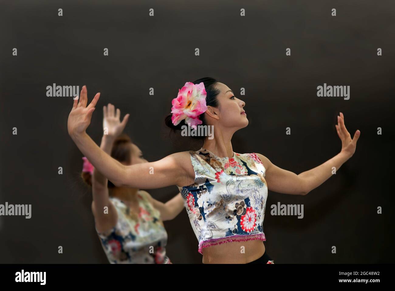 Ballerini folcloristici cinesi perform.tif Foto Stock